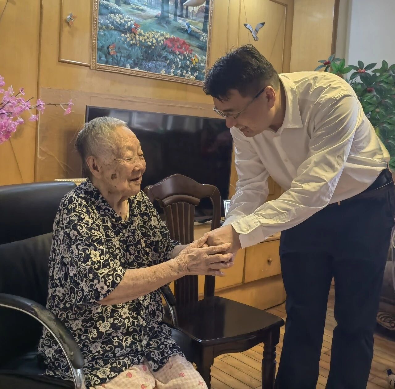 長(zhǎng)沙礦冶院黨委開(kāi)展“七一”走訪(fǎng)慰問(wèn)